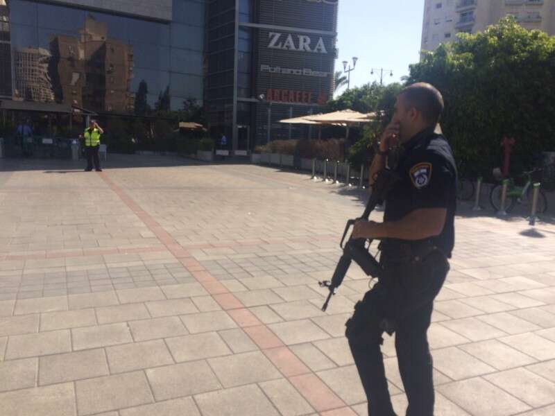 כוחות משטרה באזור קניון גבעתיים // צילום: אבי כהן